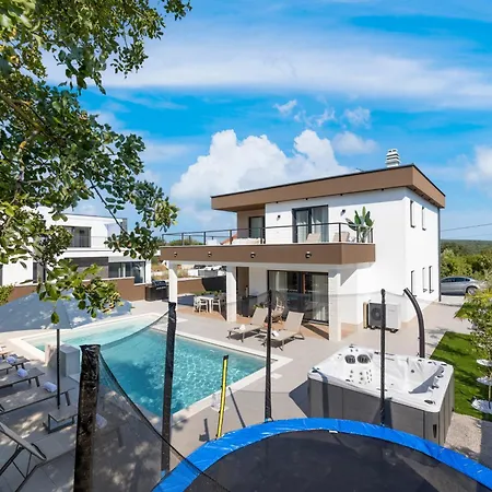 Azoria With Pool And Jacuzzi