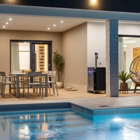 Azoria With Pool And Jacuzzi