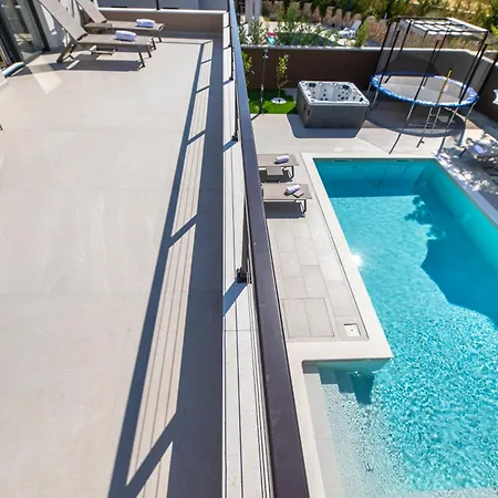 Azoria With Pool And Jacuzzi Βίλα *